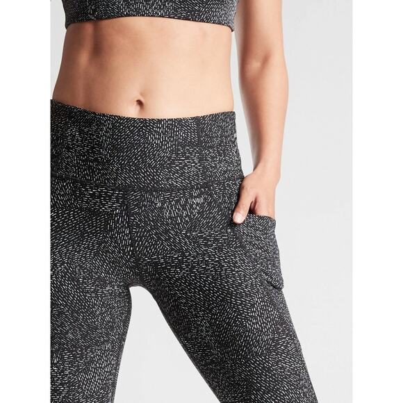 Athleta Salutation Stash Pocket Rainwater Tight Black and White Size Medium - Picture 3 of 13